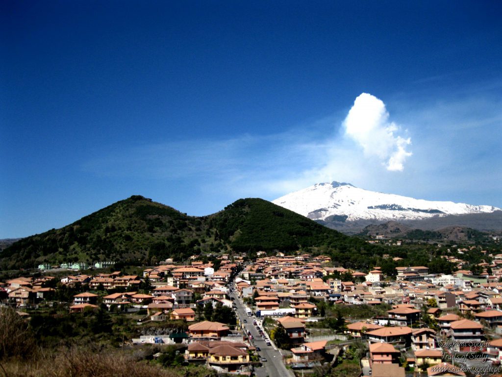 Miasteczko Nicolosi położone na południowym zboczu Etny.
